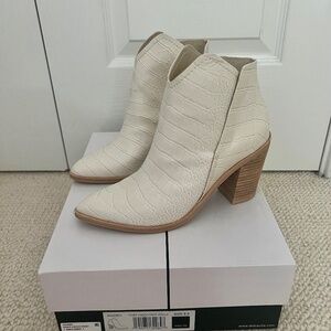NWT Dolce Vita Raiden Bootie in Ivory Crocodile Print